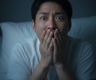 自分の泣き声で起きる現象